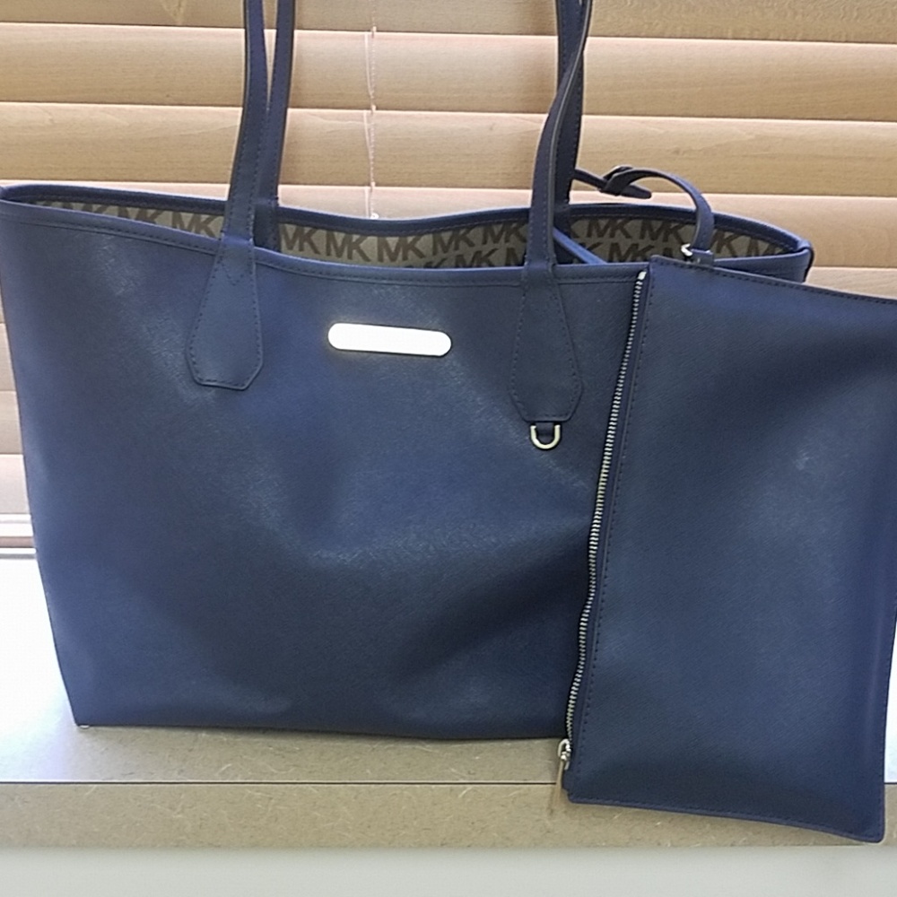 Michael Kors tote. It is Reversal with wrist let - Picture 3 of 7